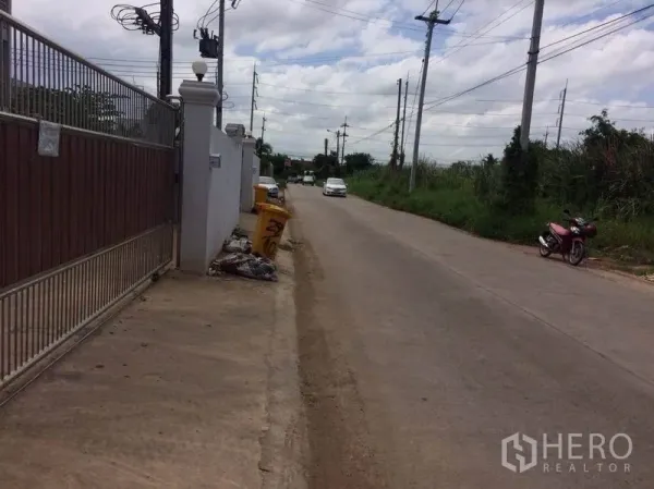 โรงงาน ให้เช่าหรือขายในMueang Samut Sakhon, Samut Sakhon - ถนนทางเข้าเงียบสงบหน้าทรัพย์ พร้อมแนวเสาไฟและการจราจรบางเบา