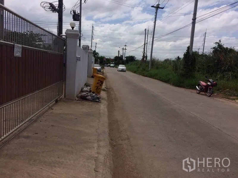 โรงงาน ให้เช่าหรือขายในMueang Samut Sakhon, Samut Sakhon - ถนนทางเข้าเงียบสงบหน้าทรัพย์ พร้อมแนวเสาไฟและการจราจรบางเบา