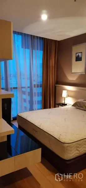 คอนโด ให้เช่าในWatthana, Bangkok - ห้องนอนช่วงโพล้เพล้ หน้าต่างสไตล์ระเบียงและพื้นไม้