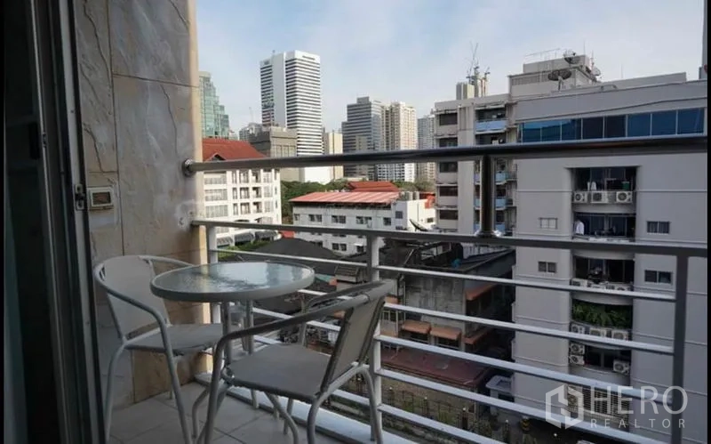 公寓 出租在Khlong Toei, Bangkok - 私家阳台配小餐桌椅，面向曼谷城市景观。