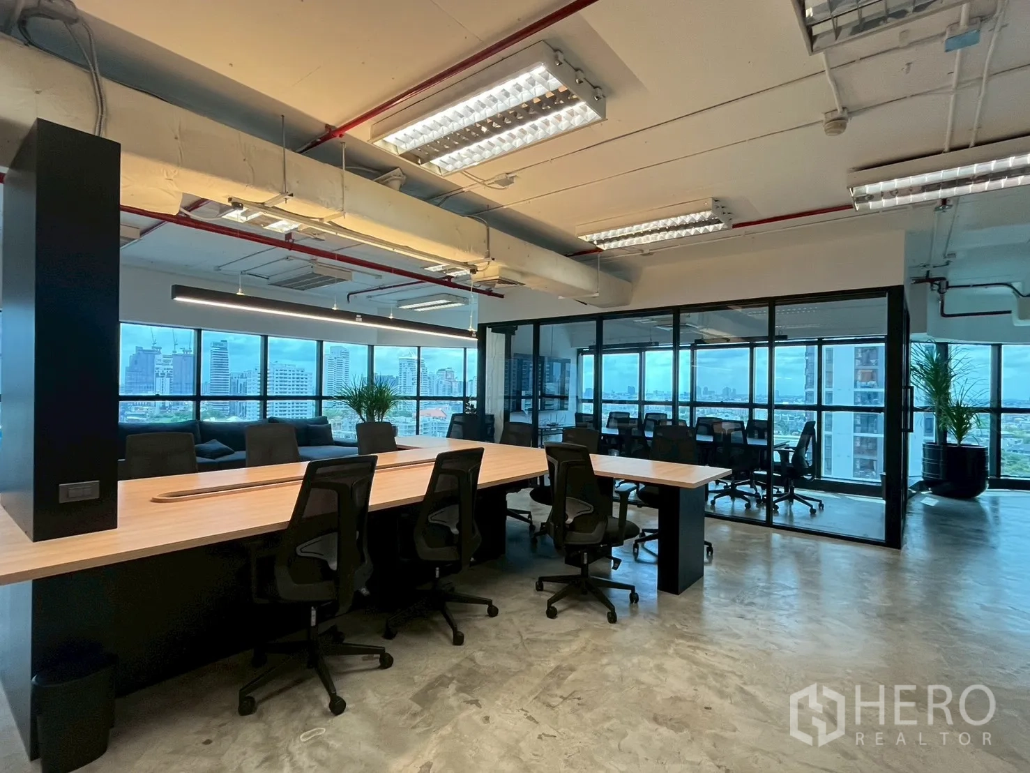 ออฟฟิศ for rent in Watthana, Bangkok - พื้นที่ทำงานร่วมพร้อมโต๊ะยาว ผนังกระจกเต็มความสูง และห้องประชุมกั้นกระจก
