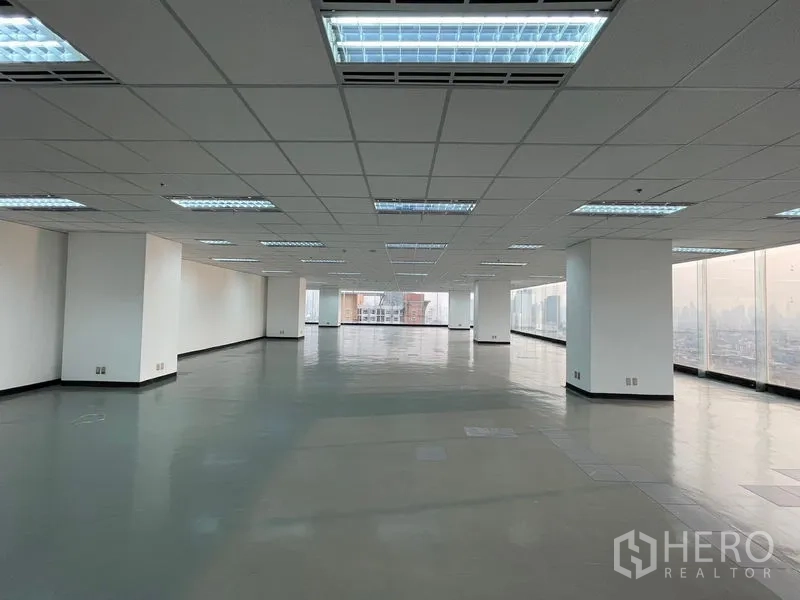 Office Space for rent in Din Daeng, Bangkok - Bright office floor featuring wide windows and grid ceiling with air vents.