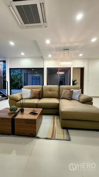 独立式住宅 出售在Khlong Toei, Bangkok - 沙发与双茶几特写，顶置嵌灯照明。