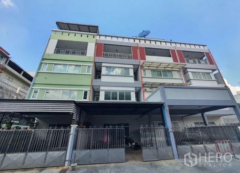 带办公室的家 出租或出售在Yan Nawa, Bangkok - 街道视角的现代联排式家庭办公楼与铁门