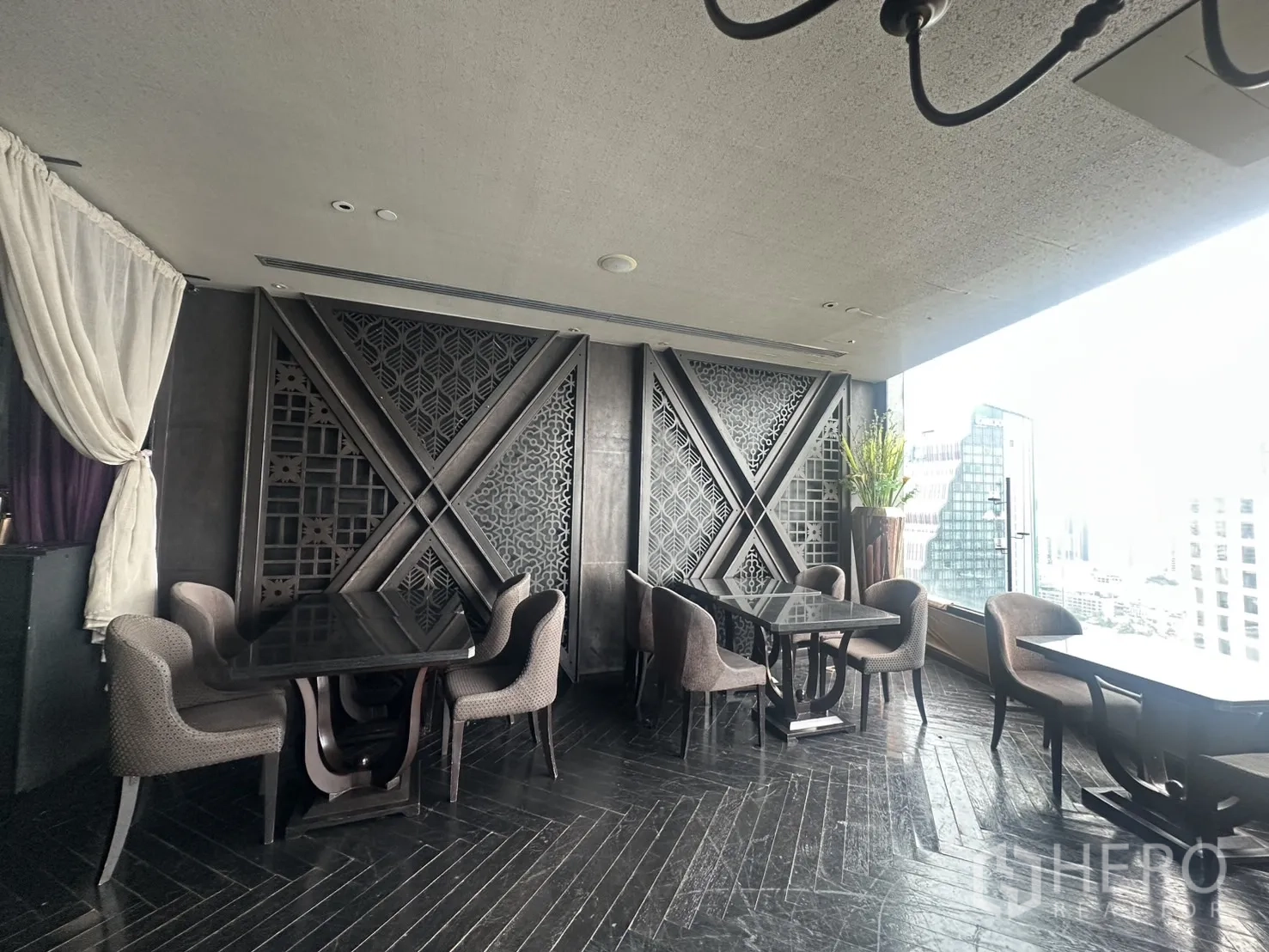 Retail Space for rent in Khlong Toei, Bangkok - Window-side tables beside decorative lattice wall panels with natural light.