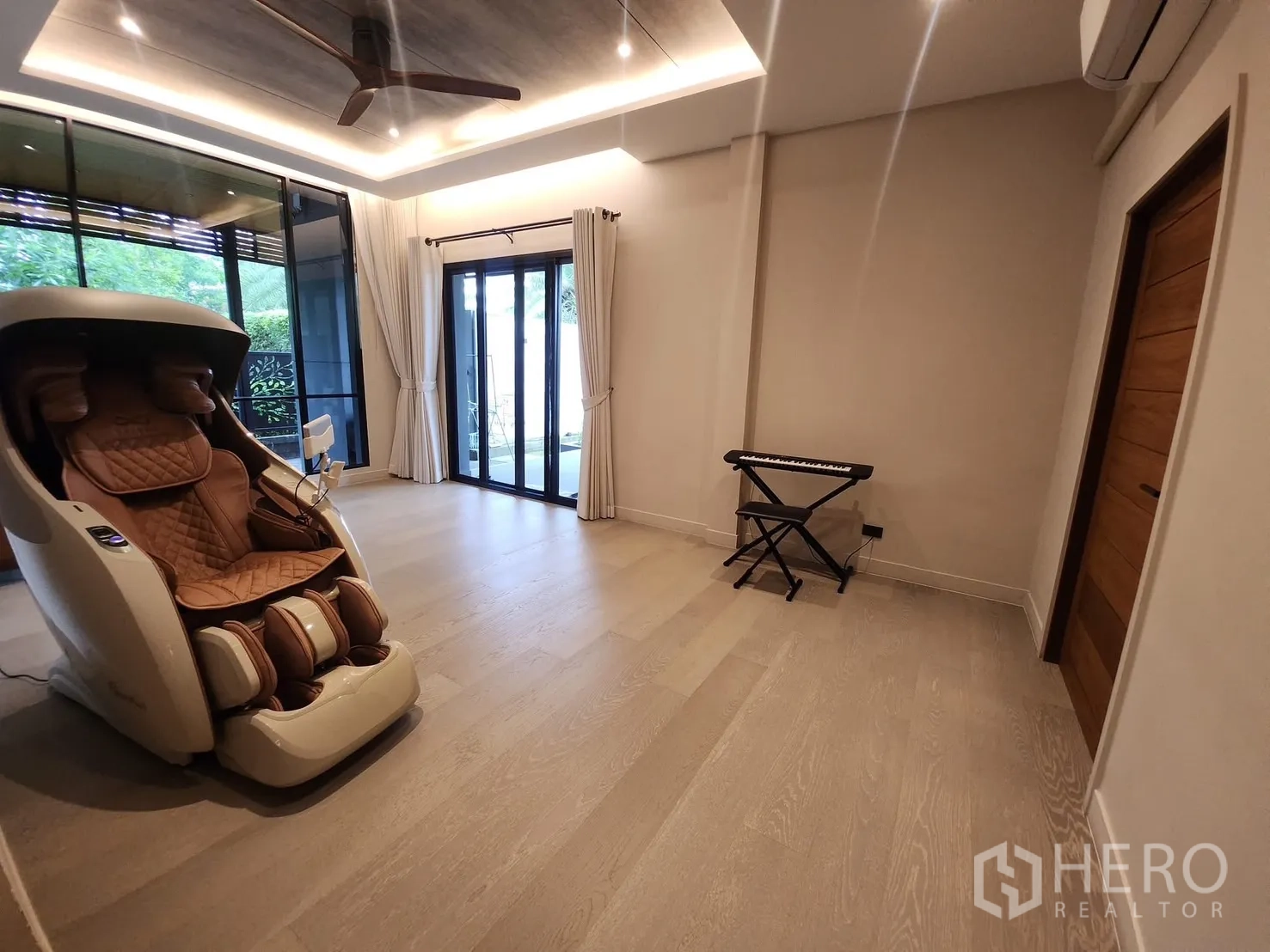 บ้าน ให้เช่าในBang Phli, Samut Prakan - ห้องอเนกประสงค์กระจกบานใหญ่ พื้นไม้โทนอ่อน