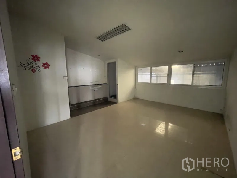 Warehouse for rent in Prawet, Bangkok - Compact office room with windows and a built-in sink.