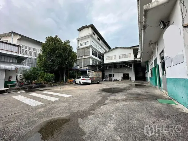 คลังสินค้า ให้เช่าในRat Burana, Bangkok - ลานโหลดและที่จอดกว้างหน้าอาคารโกดังหลายชั้น