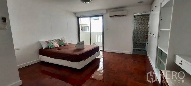 联排别墅 出租在Sathon, Bangkok - 卧室带内置柜体，连通套内卫生间与小阳台。