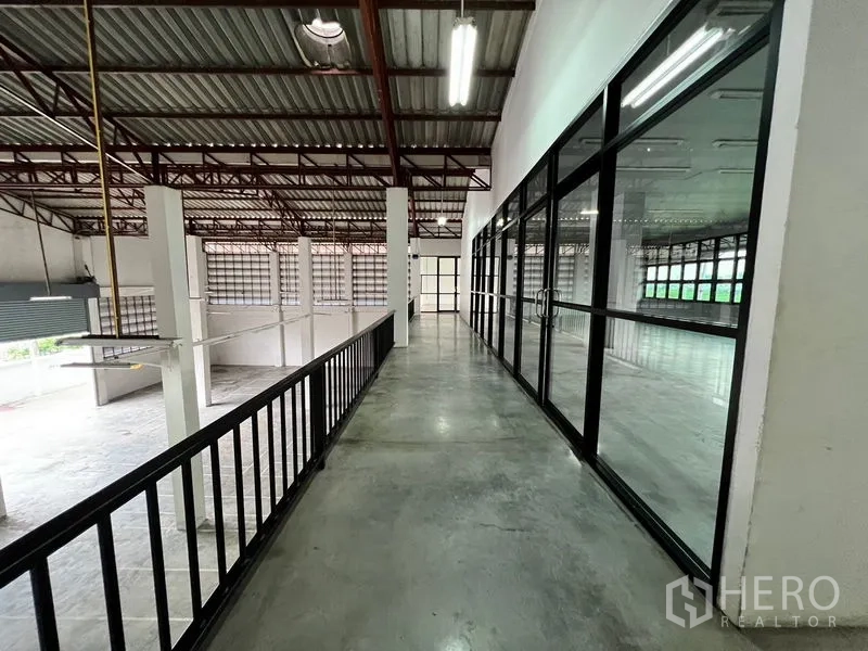 货栈 出租在Min Buri, Bangkok - 夹层走道配栏杆，旁为玻璃办公室，位于仓库上方。