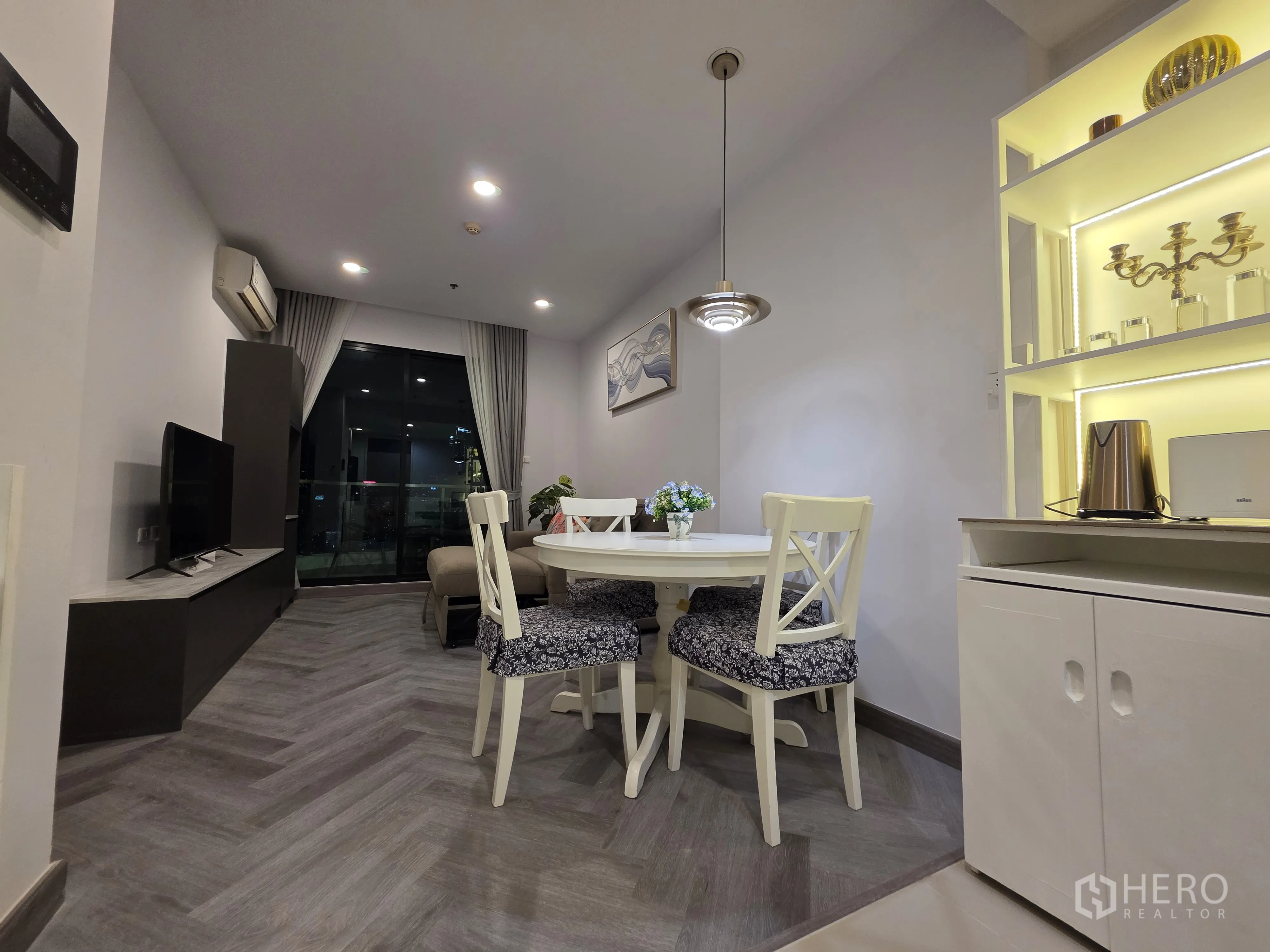 公寓 for rent in Bang Kapi, Bangkok - 圆形餐桌与三把椅子，旁为简洁的整体橱柜。