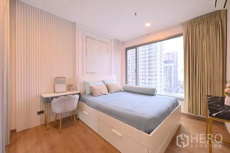 公寓 出租在Watthana, Bangkok - 卧室配大床、梳妆台与转角落地窗的城市景观。