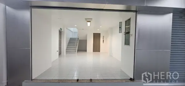 办公空间 出租在Bueng Kum, Bangkok - 一层大堂/展厅，白色地砖，带楼梯和内部电梯。