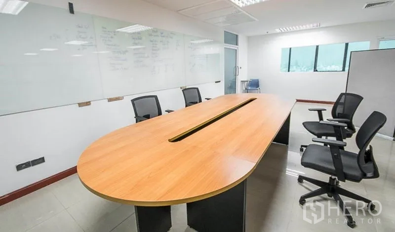 สำนักงาน ให้เช่าในHuai Khwang, Bangkok - ห้องประชุม โต๊ะประชุมทรงวงรี เก้าอี้ครบ และผนังไวท์บอร์ดยาว