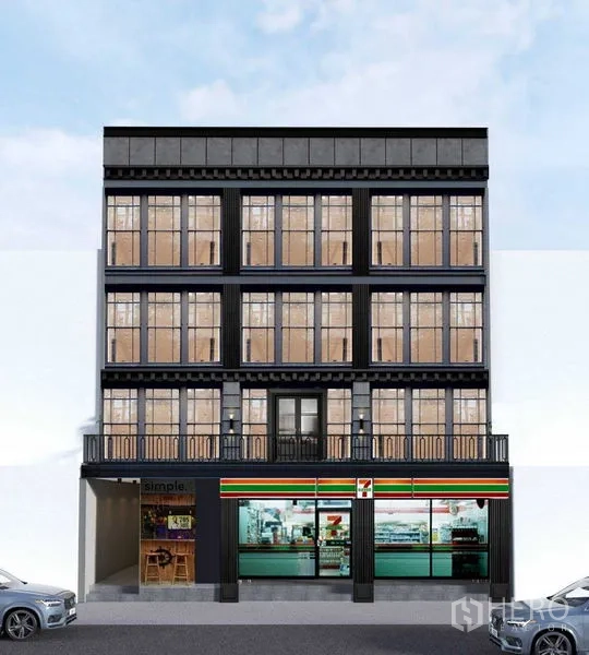 店屋 出租在Watthana, Bangkok - 四层临街商铺楼外立面，大面积格栅窗与阳台，一层为零售店面，位于曼谷市中心。