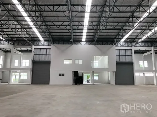 Factory for rent in Phra Nakhon Si Ayutthaya - Spacious factory hall with 9 m high steel roof, office mezzanine and twin roller doors.
