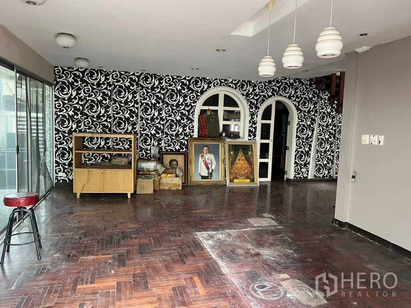บ้าน ให้เช่าในSathon, Bangkok - โถงรับแขกกว้าง พื้นไม้ และผนังลวดลายเด่น