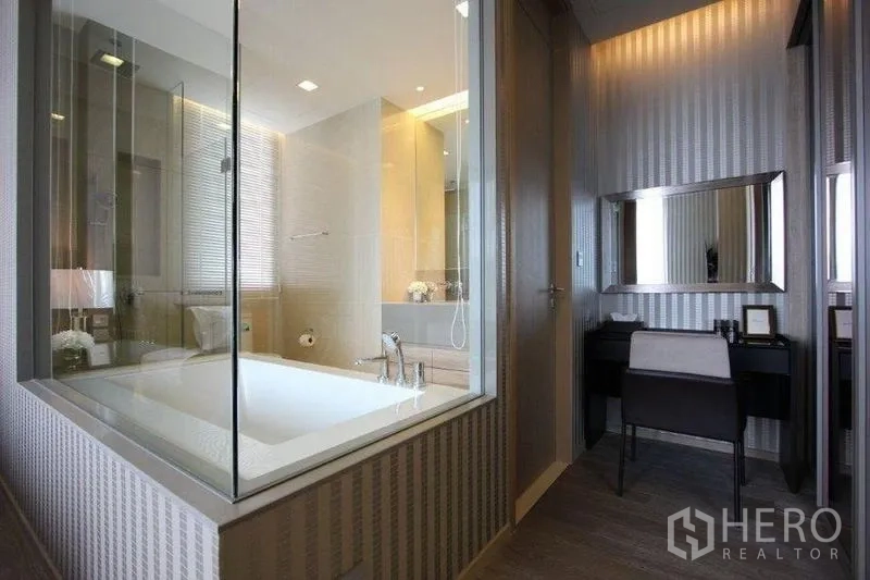 คอนโด ให้เช่าในWatthana, Bangkok - ห้องน้ำมาสเตอร์มีอ่างอาบน้ำกระจกกั้นข้างเคาน์เตอร์อ่างล้างหน้า