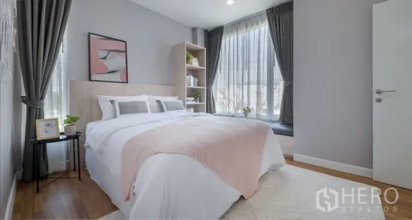 บ้าน ขายในLam Luk Ka, Pathum Thani - ห้องนอนรับแขกสว่างไสว หน้าต่างมุมกว้าง ผ้าปูโทนอ่อน และชั้นบิวท์อิน