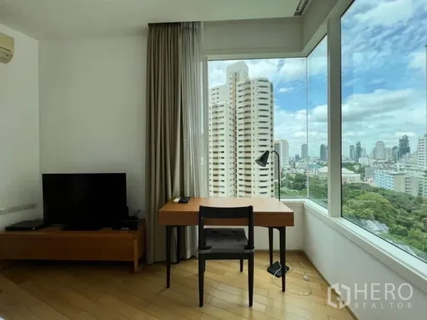 公寓 出租在Khlong Toei, Bangkok - 转角飘窗书桌，可远眺曼谷天际线与绿地视野。