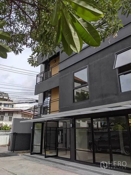 Home Office for rent or sale in Phaya Thai, Bangkok - Ground-floor entrance with glass storefront and balconies above.