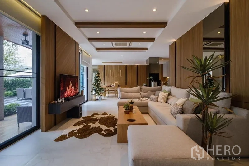 บ้าน ให้เช่าในPhasi Charoen, Bangkok - พื้นที่นั่งเล่นแบบโอเพ่นแพลน โซฟาตัวใหญ่ มองเห็นสวนผ่านกระจก
