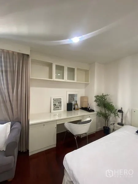 公寓 出租在Pathum Wan, Bangkok - 主卧一角的书桌与置物架。