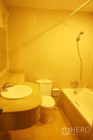 房间 出租在Pathum Wan, Bangkok - 全瓷砖浴室，带浴缸、手持花洒、洗手台与马桶