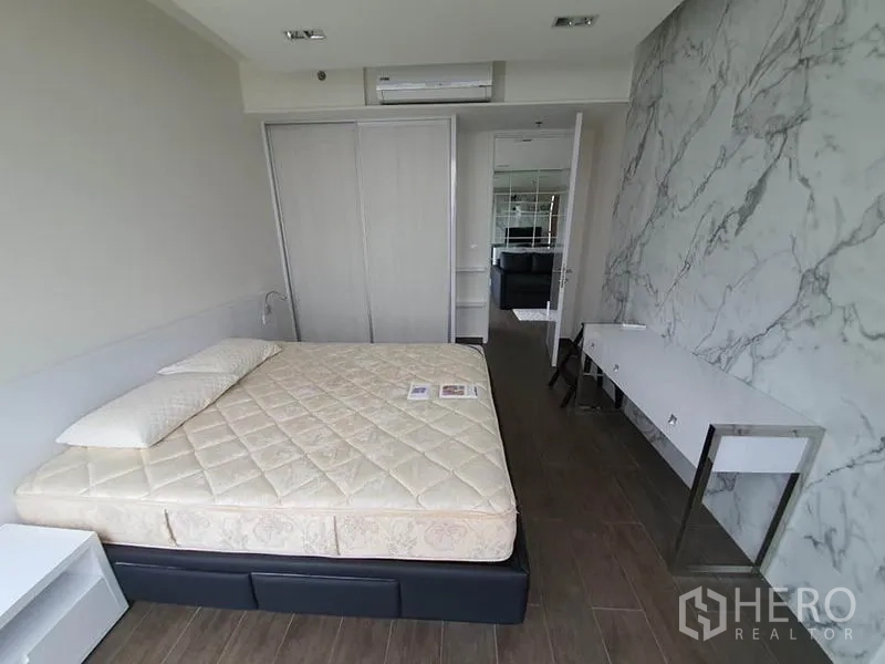公寓 出租或出售在Watthana, Bangkok - 主卧另一角，带内置衣柜与书写桌