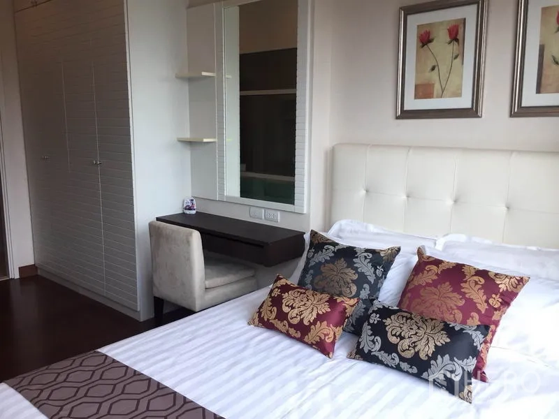 คอนโด ให้เช่าหรือขายในWatthana, Bangkok - ห้องนอนหัวเตียงบุหนัง ตู้เสื้อผ้าบิลท์อิน และโต๊ะทำงานพร้อมกระจก