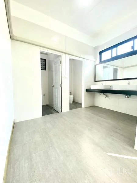 Townhouse for rent in Prawet, Bangkok - Large bathroom zone with long counter, twin sinks and separate toilet rooms.