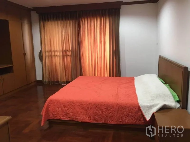 คอนโด ให้เช่าในWatthana, Bangkok - ห้องนอนกว้าง เตียงคู่ ตู้บิวท์อิน และผ้าม่านสูงจรดพื้น