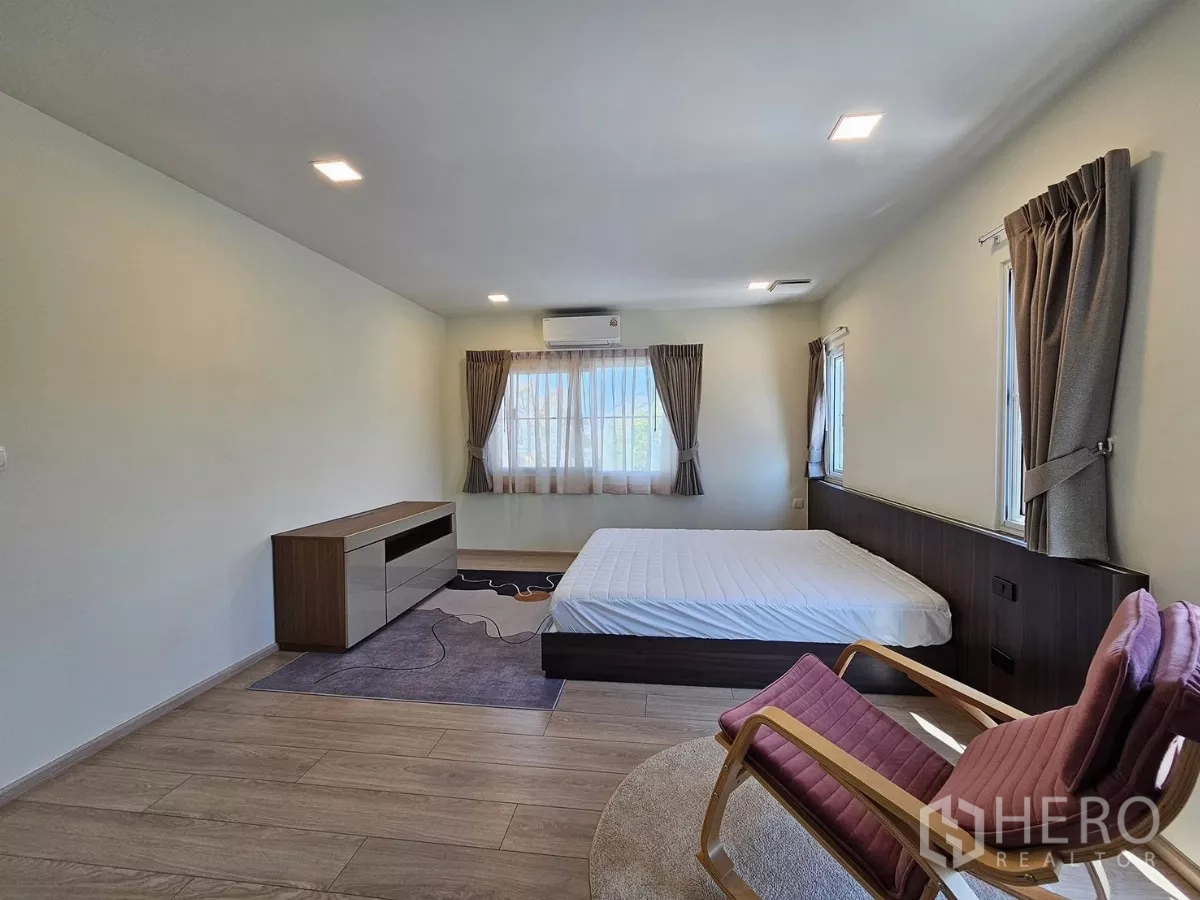 บ้าน ให้เช่าในBang Phli, Samut Prakan - ห้องนอนมาสเตอร์กว้าง หน้าต่างรอบด้าน มีเตียงและมุมพักผ่อน