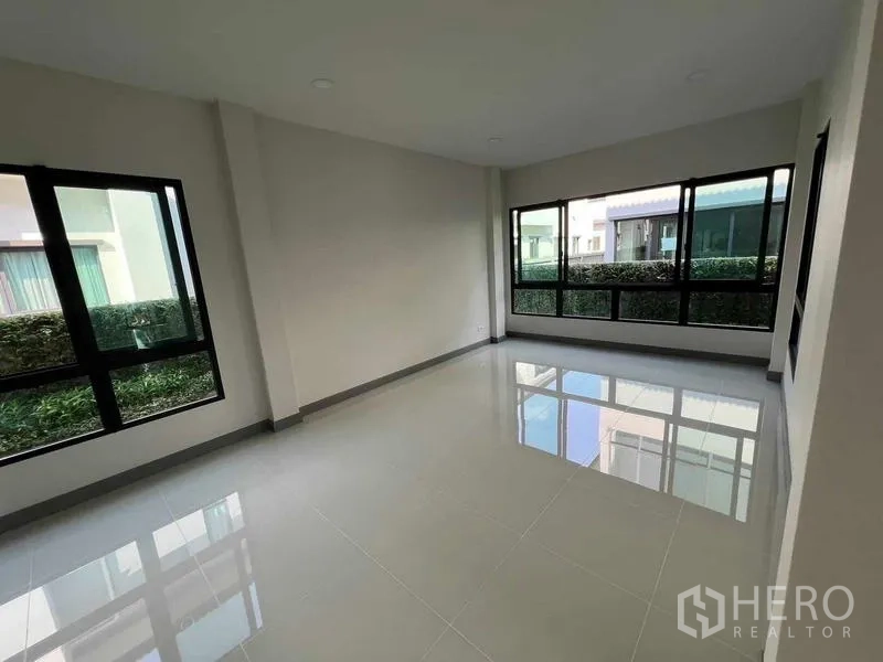 独立式住宅 出租在Khlong Sam Wa, Bangkok - 一层采光房，亮面瓷砖地面与转角窗。