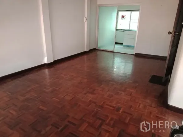 带办公室的家 出租在Khlong Toei, Bangkok - 宽敞房间，拼花木地板，通向玻璃隔断厨房