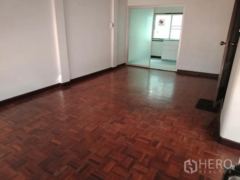 带办公室的家 出租在Khlong Toei, Bangkok - 宽敞房间，拼花木地板，通向玻璃隔断厨房