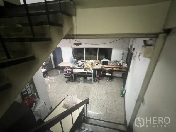 零售空间 出租在Khlong Toei, Bangkok - 楼梯通往后方工作区，设有桌台与储物空间。