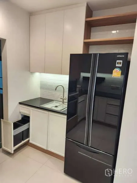 独立式住宅 出租在Sathon, Bangkok - 食品储物区，带水槽、橱柜和黑色法式对开门冰箱。