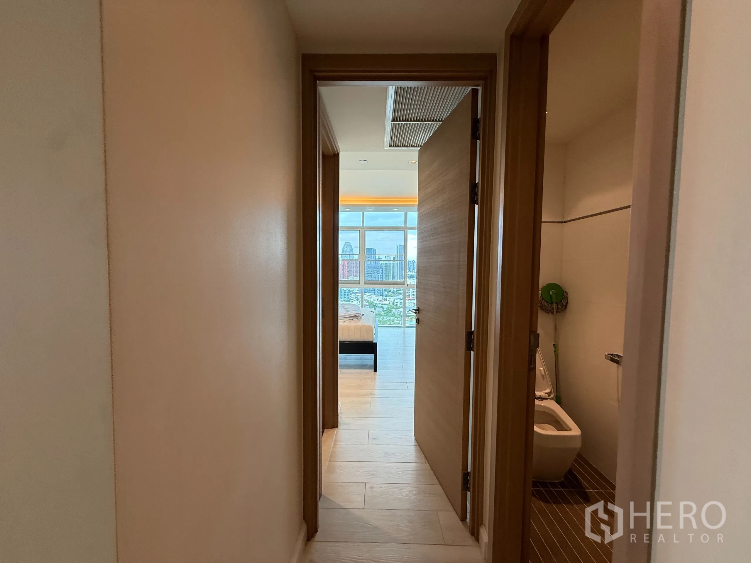 Condominium for rent in Phaya Thai, Bangkok - Corridor to bedroom with separate toilet room at right.