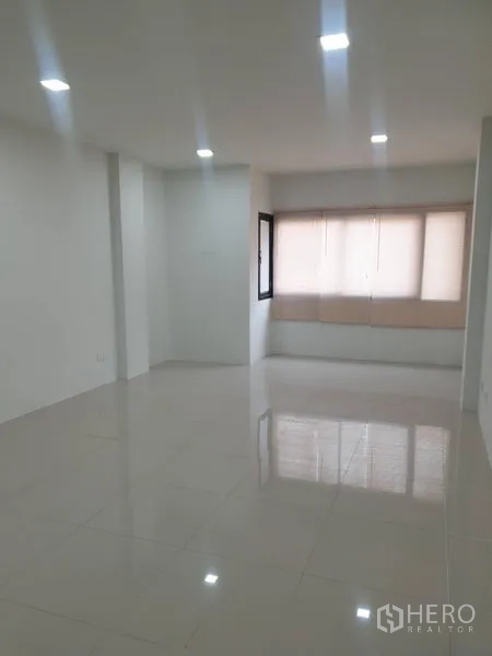 Home Office for rent in Bang Rak, Bangkok - Spacious open-plan office area with recessed LED lighting and window blinds.