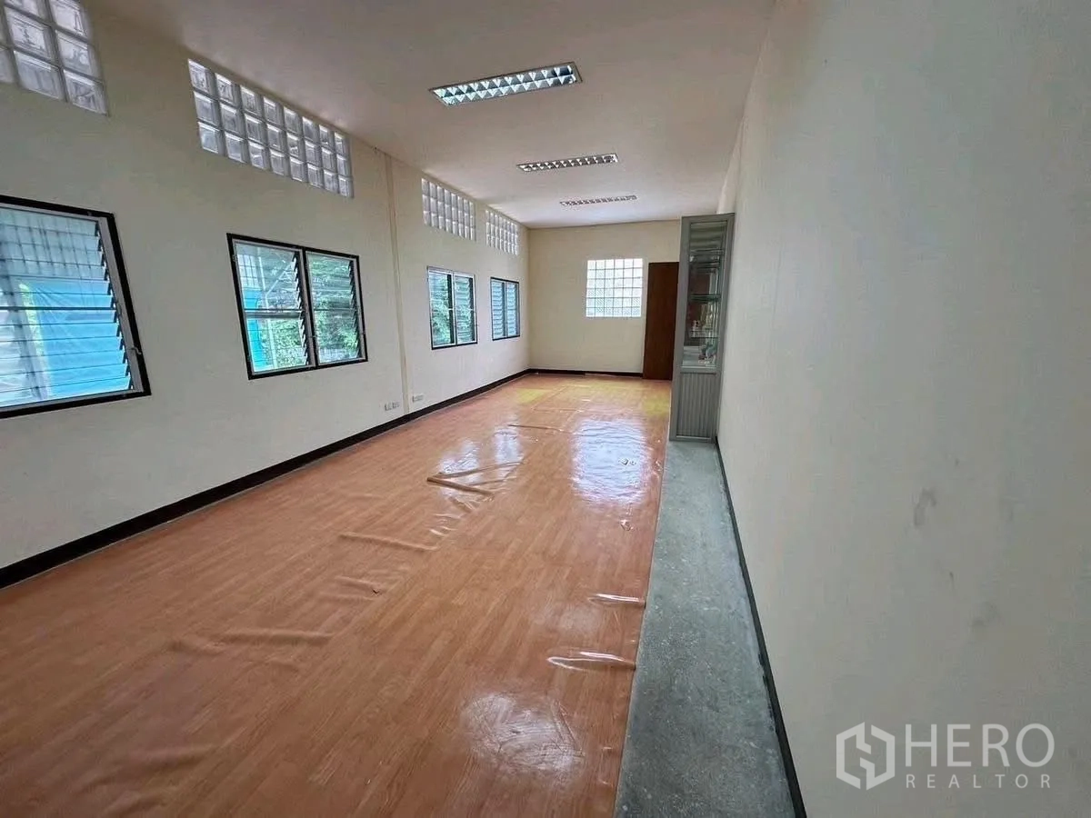 Warehouse for rent in Lat Phrao, Bangkok - Elongated office room with windows and glass blocks bringing natural light.