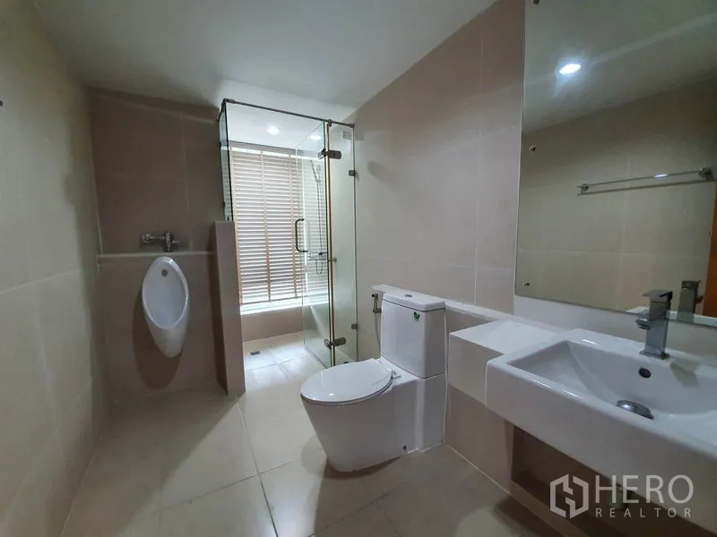 公寓 出租在Ratchathewi, Bangkok - 现代浴室，设玻璃淋浴间、小便池、坐厕与长方形台盆。