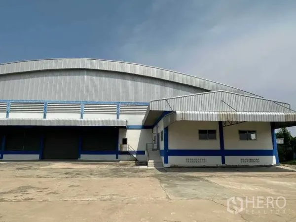 Warehouse for rent in Samut Prakan - Loading bay area and office block with covered awning beside the warehouse facade.