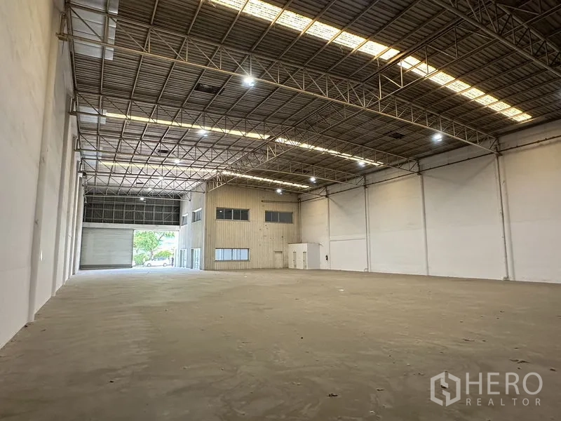 โรงงาน ให้เช่าในKhlong Luang, Pathum Thani - คลังสินค้าช่วงกว้าง มีประตูม้วนทั้งสองด้านและออฟฟิศภายใน