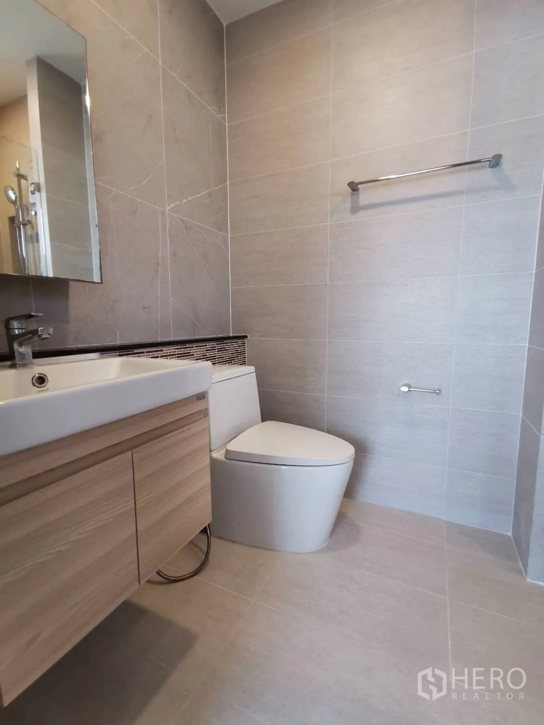 บ้านเดี่ยว for rent in Bang Phli, Samut Prakan - ห้องน้ำสไตล์โมเดิร์น พร้อมอ่างล้างหน้าแขวนผนัง กระจก และโถสุขภัณฑ์ โทนสีเบจ