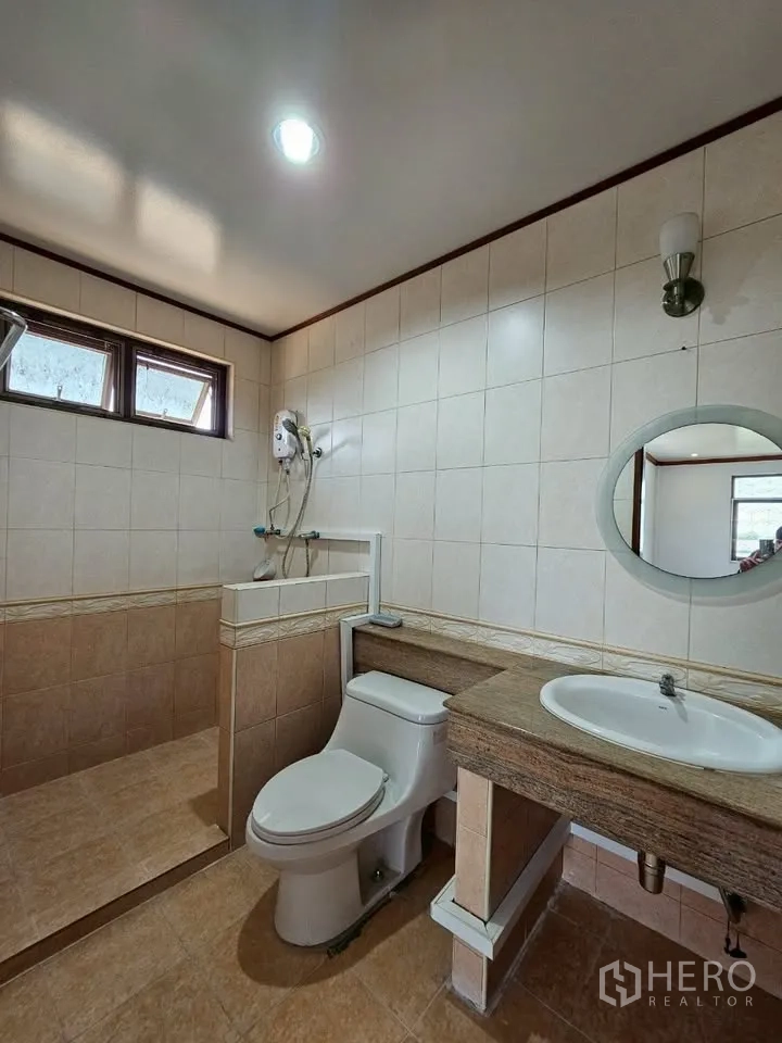 带办公室的家 for rent in Wang Thonglang, Bangkok - 米色瓷砖浴室，步入式淋浴、坐便与宽台面盥洗盆。