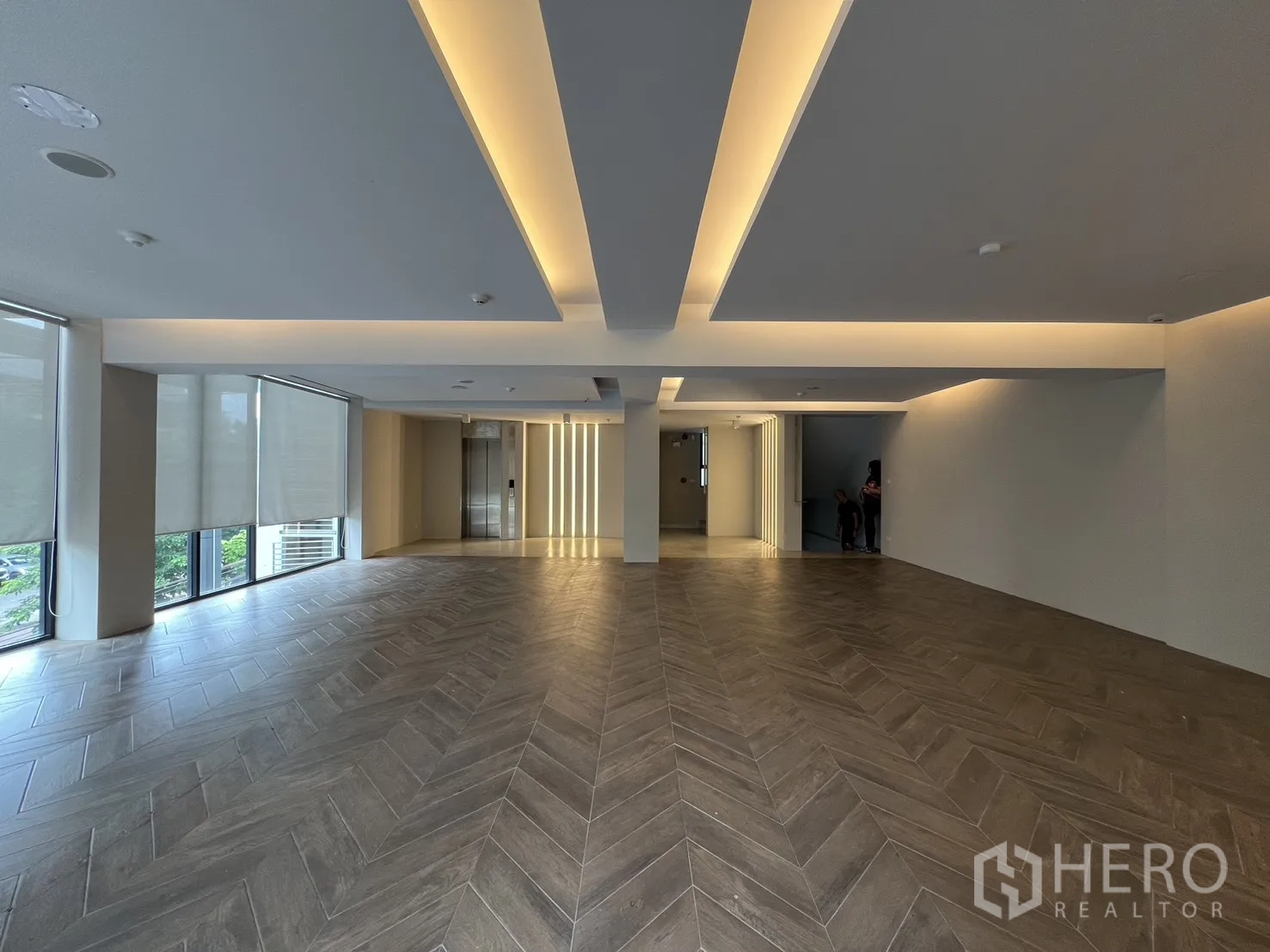 Retail Space for rent in Khlong Toei, Bangkok - Modern restroom with monochrome marble-style finishes.