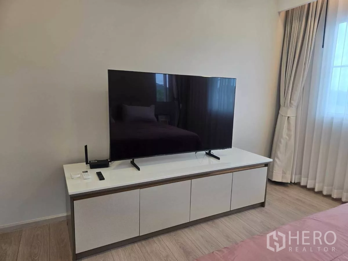 独立式住宅 出租在Bang Phli, Samut Prakan - 卧室内的电视与简洁电视柜。