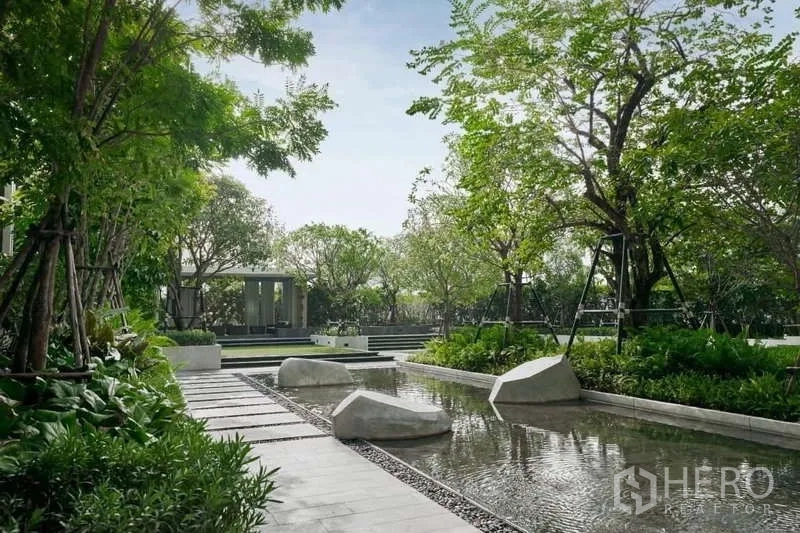 公寓 出租或出售在Pathum Wan, Bangkok - 户外花园设浅水景与踏石步道，绿荫环绕
