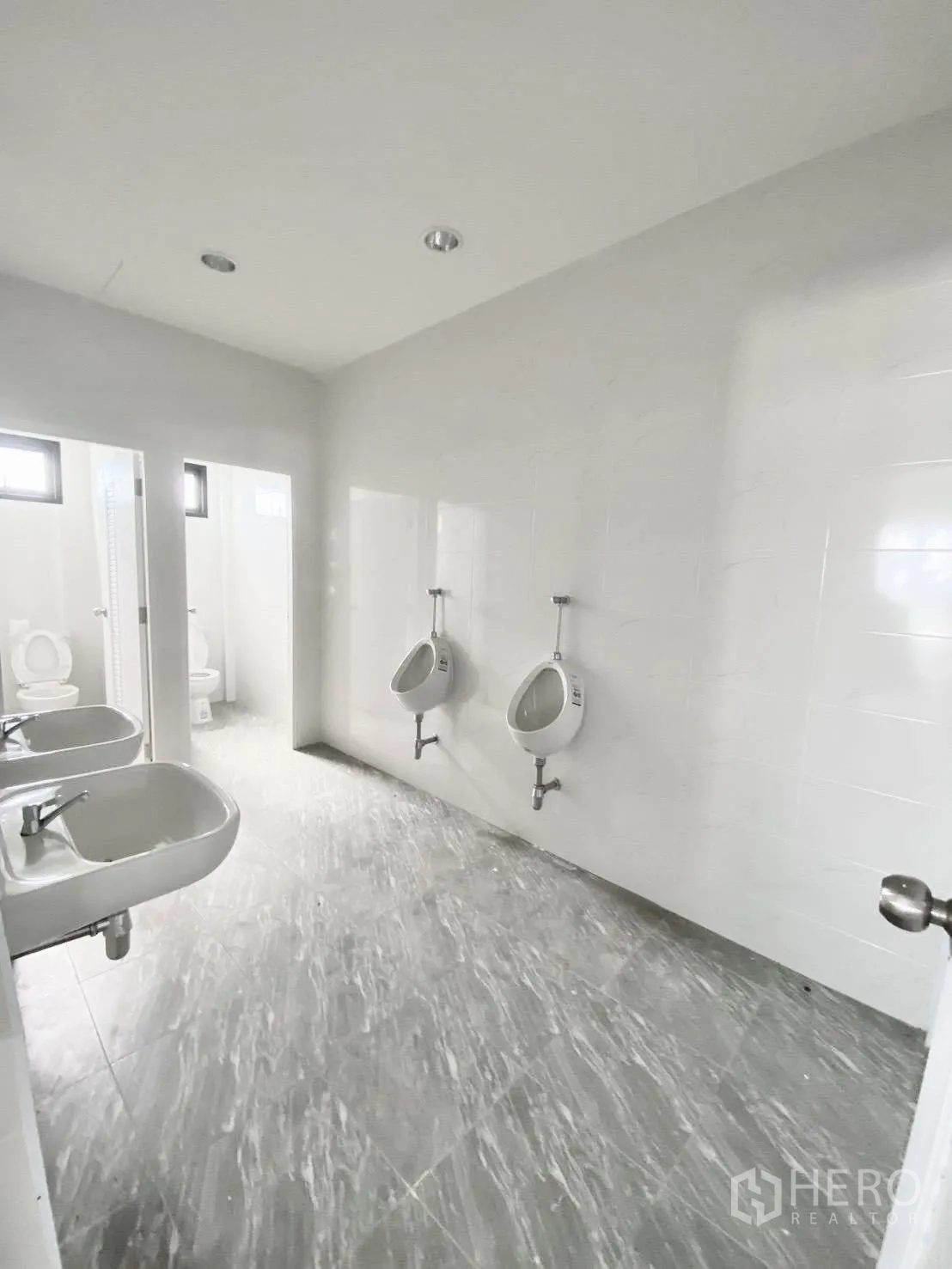 โกดัง for rent in Bang Bo, Samut Prakan - ห้องน้ำพร้อมโถปัสสาวะและอ่างล้างหน้า
